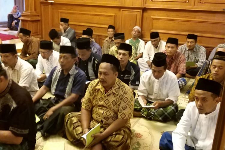 Suasana doa dan tahlil di kediaman almarhumah Dylan Sahara, istri Ifan Seventeen di Kota Ponorogo, Kabupaten Ponorogo, Jawa Timur, Kamis ( 27/12/2018).