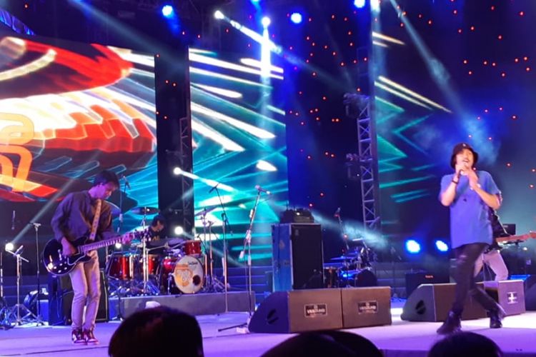 Band Sheila on 7 tampil di panggung utama Jakarta Fair Kemayoran 2018 di JIExpo Kemayoran, Jakarta Pusat, Minggu (27/5/2018) malam.