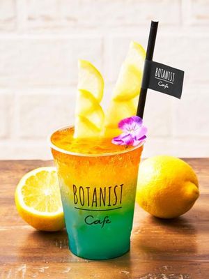 “BOTANICAL MOCKTAIL VITA-CARRIBEAN” (800 yen). Warna biru dan oranye yang cerah pas dengan suasana musim panas.