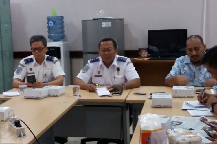 Direktur Jenderal Perhubungan Darat Kemenhub, Budi Setiyadi (tengah)