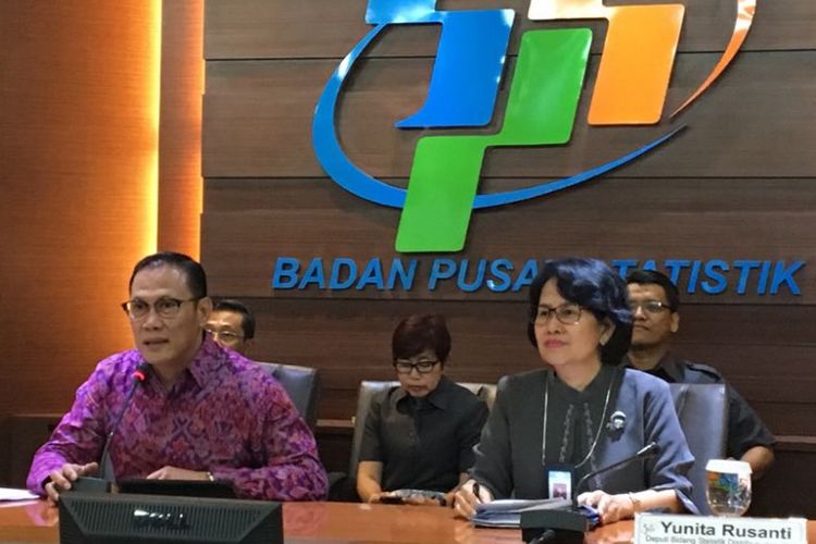 Kepala Badan Pusat Statistik (BPS) Suhariyanto bersama jajarannya saat menggelar konferensi pers di kantor pusat BPS, Jakarta Pusat, Senin (2/4/2018).