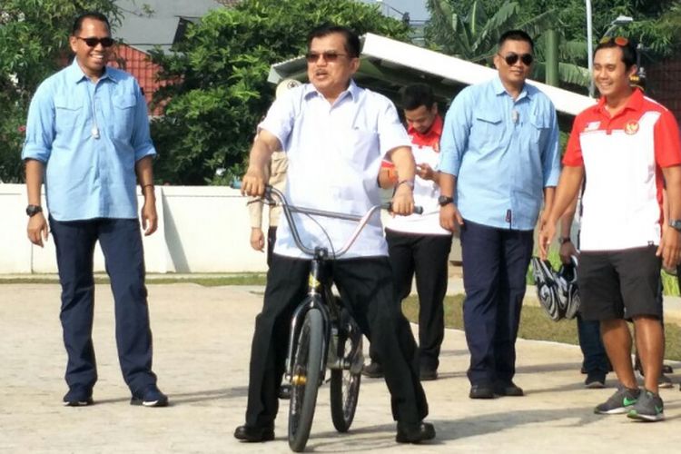 Wakil Presiden RI Jusuf Kalla (JK) mencoba naik sepeda BMX di venue Asian Games, Pulomas, Jakarta Timur, Jumat (29/6/2018). 