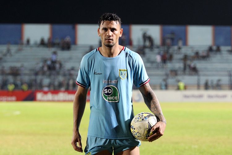 Pemain asing Persela Lamongan, Alex dos Santos (membawa bola) hattrick saat melawan Kalteng Putra pada Pekan 8 Liga 1 2019 yang berakhir dengan skor 3-0 di Stadion Surajaya Lamongan, Jawa Timur, Kamis (11/07/2019) malam.