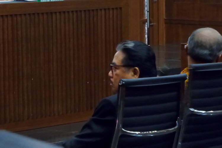 Pengacara Hotma Sitompoel saat bersaksi dalam sidang kasus korupsi pengadaan e-KTP di Pengadilan Tipikor Jakarta, Senin (8/5/2017).