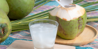 7 Manfaat Kesehatan Minum Air Kelapa yang Sayang Dilewatkan