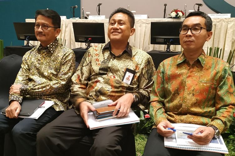 Direktur Keuangan & Human Capital PT Indofarma (Persero), Herry Triyatno (kedua kanan) memberikan keterangan usai hadiri Rapat Umum Pemegang Saham Luar Biasa (RUPSLB) 2019 di Hotel Borobudur, Jakarta, Rabu (18/9/2019).