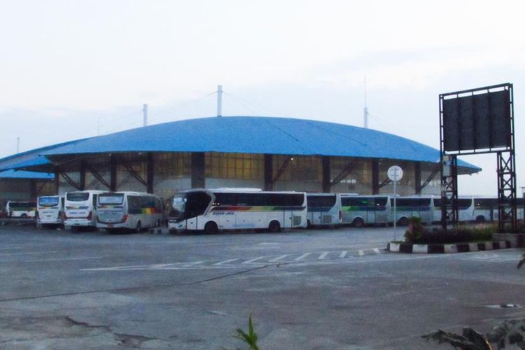 Sejumlah bus terparkir di Terminal Bus Terpadu Pulogebang, Selasa (15/5/2019).