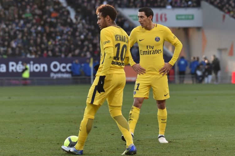 Neymar dan Angel Di Maria ketika bersiap melakukan tendangan bebas pada pertandingan Ligue 1 antara Toulouse dan Paris Saint-Germain di Stadion Municipal, Sabtu (10/2/2018).
