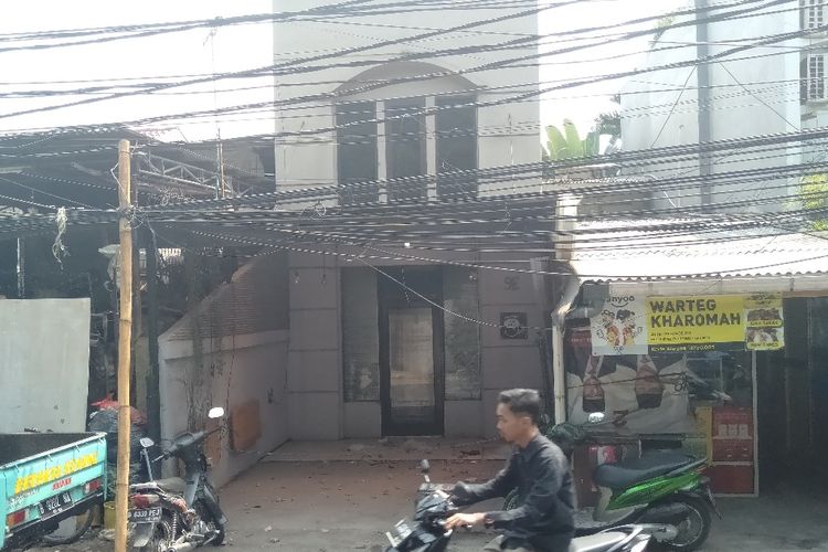 Kabel listrik gantung terlalu rendah di Jalan Kemang III, Jakarta Selatan, Kamis (1/8/2019)