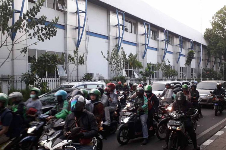 Beberapa ojek online yang menurunkan atau menunggu penumpang di Jalan Palmerah Timur.