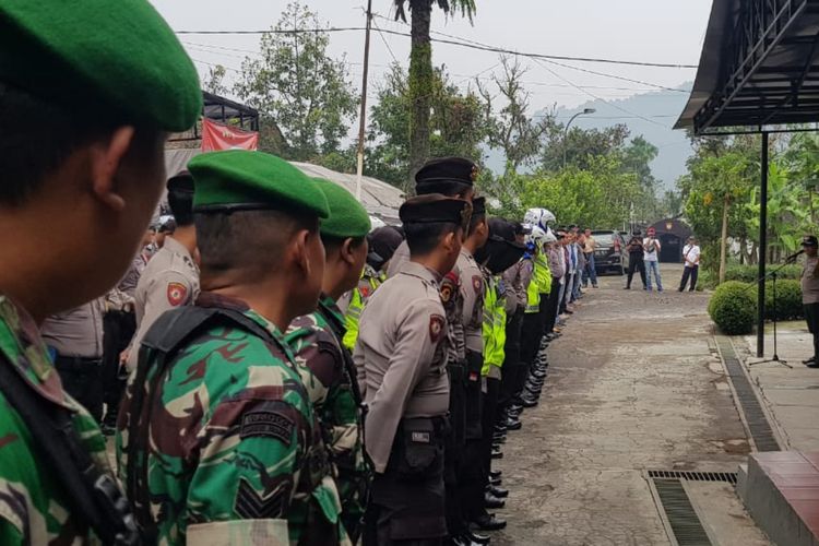 Ratusan personel TNI/Polri kawal Rapat Pleno Terbuka Rekapitulasi Hasil Penghitungan Suara Pemilu 2019 tingkat Sumedang, Jawa Barat di kantor KPU, Senin (29/4/2019). 