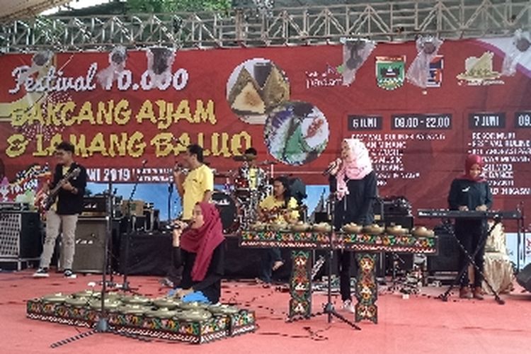 Sebuah kesenian Minangkabau ditampilkan dalam Festival Bacang fan Lamang Baluo, Rabu (6/6/2019) di Kota Tua, Padang