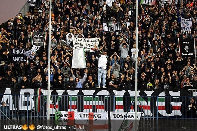 Polisi Turin telah menemukan gudang senjata milik Ultras Juventus, Drughi.