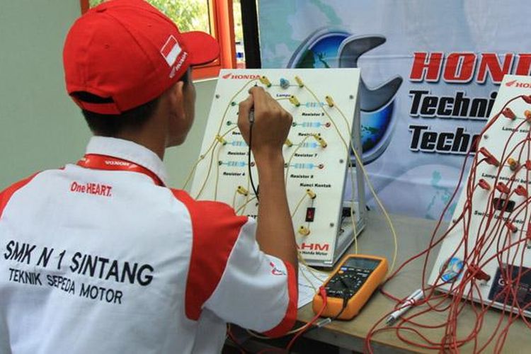  Uji kompetensi teknik sepeda motor siswa SMK oleh PT Astra Honda Motor. 