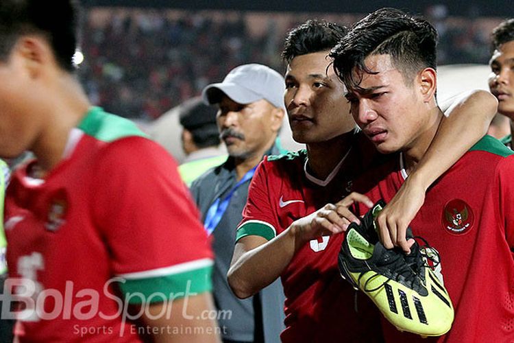 Gelandang timnas U-16 Indonesia, Brylian Aldama menangis seusai melawan Malaysia pada laga semifinal Piala AFF U-16 2018 di Stadion Gelora Delta Sidoarjo, Jawa Timur, Kamis (09/08/2018) malam.
