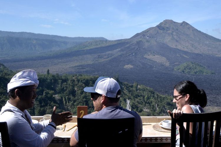 Wisatawan menikmati pemandangan gunung dan danau di kawasan wisata Geopark Gunung Batur, Kintamani, Bali, Selasa (5/9/2017). 