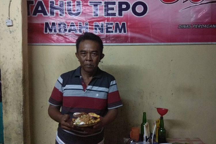 Penjual Warung Tahu Tepo Mbok Nem, Sunarno (60) bersama kuliner tahu tepo di warungnya di bilangan Jalan Dr. Soetomo, Ngawi, Jawa Timur. Sunarno merupakan generasi penerus usaha tahu tepo Mbok Nem yang telah dirintis sejak tahun 1991.