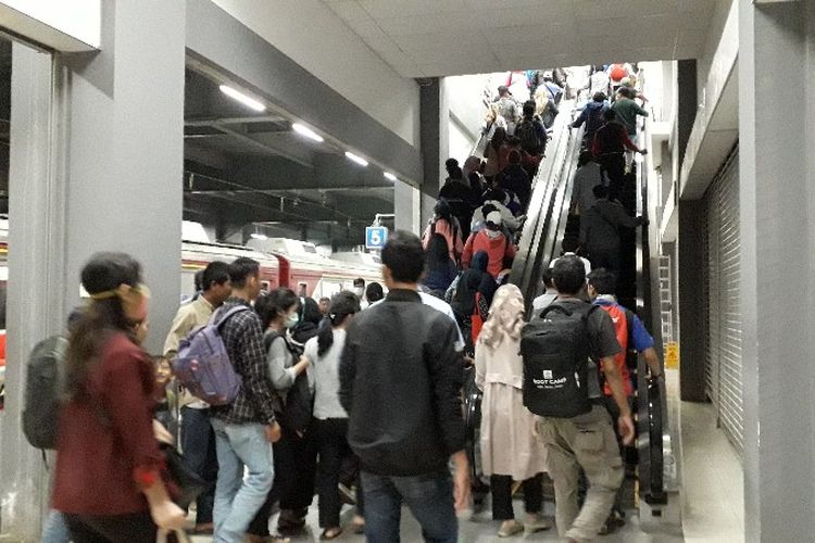 Penumpang lintas Duri - Tangerang menggunakan akses eskalator yang diatur terbagi dua untuk keluar di Stasiun Duri, Jakarta Barat pada Rabu (11/4/2018).