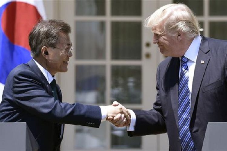 Presiden Korea Selatan Moon Jae In bersalaman dengan Presiden Amerika Serikat Donald Trump