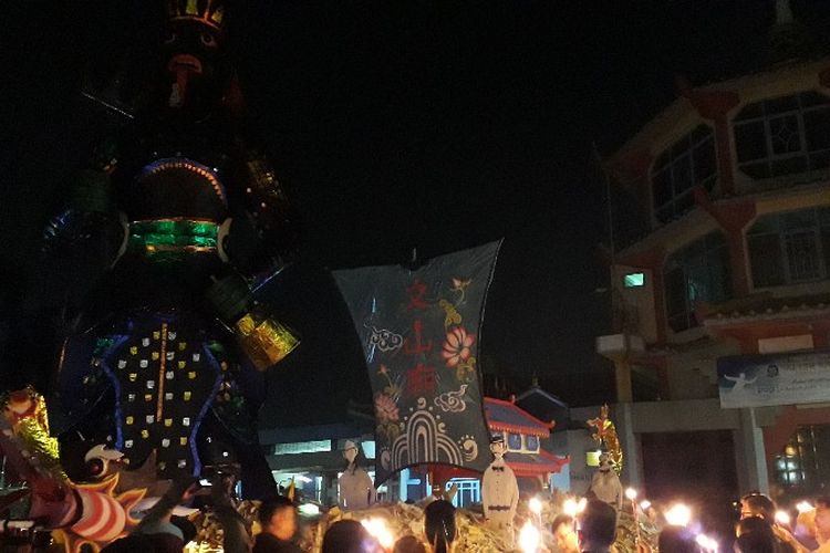 500 umat Budha menggelar upacara Cioko atau sembayang untuk arwah terlantar di Vihara Nimmala atau Boen San Bio, Jalan K.S Tubun, Kota Tangerang pada Rabu (5/9/2018) malam.