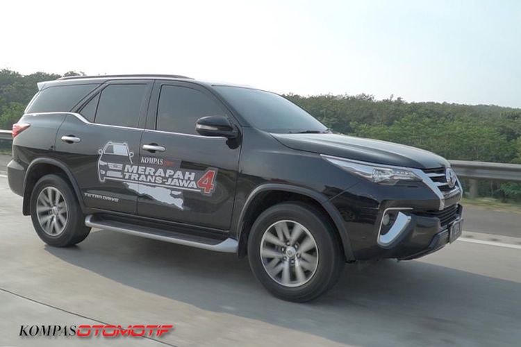 toyota Fortuner melintasi Tol Cipali dalam Merapah Trans Jawa 4.0 2019