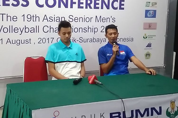 Pelatih tim voli putra Indonesia Samsul Jais (kanan) dan Agung Seganti, selepas pertandingan lawan Jepang.