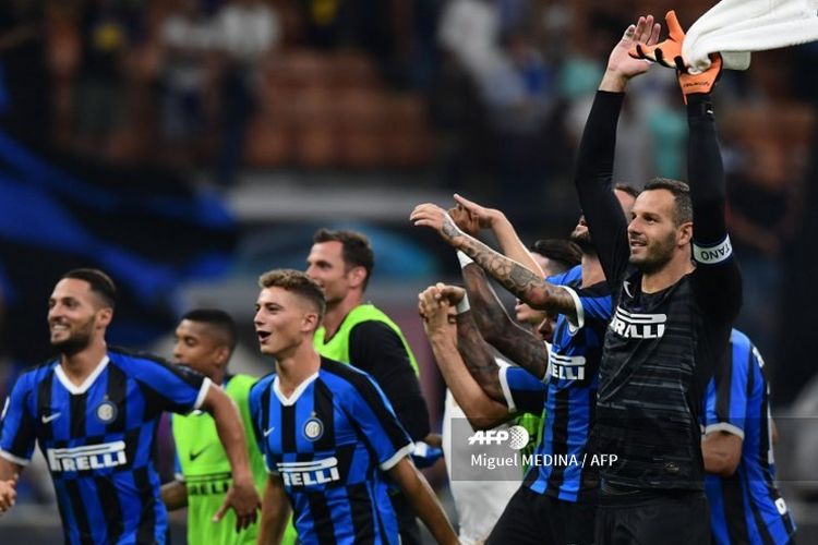Para pemain Inter Milan merayakan kemenangan mereka atas Lecce pada pekan perdana Liga Italia 2019-2020.