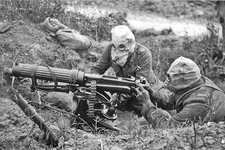 Sejak Perang Dunia I senjata kimia sudah digunakan. Sebagai upaya menangkal efek senjata kimia, para prajurit yang bertempur harus mengenakan masker khusus.