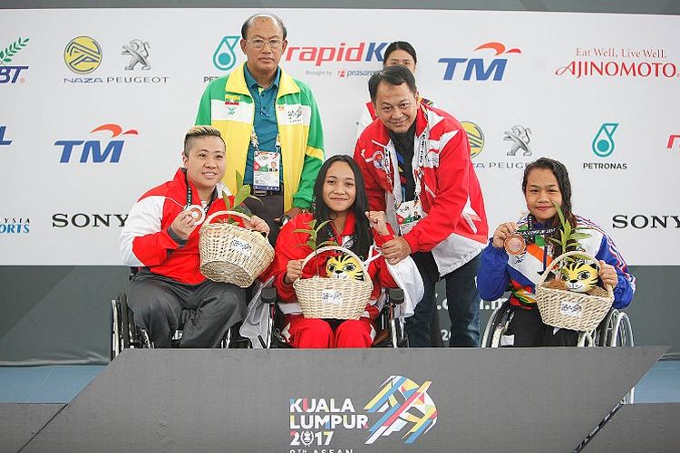 Laura Aurelia Dinda (tengah pakai kursi roda) menyumbangkan medali emas untuk kontingen Indonesia di ASEAN Para Games 2017. Dia mengukir waktu 40.48 detik di nomor renang 50m gaya bebas S5.  Pada gelaran tersebut Laura juga mencetak 2 rekor baru renang di ajang tersebut. 