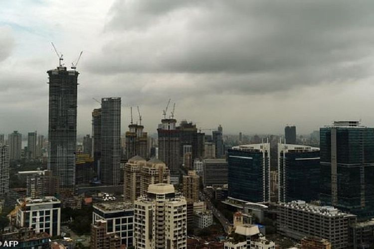 Awan gelap membayangi Mumba, ibu kota keuangan India selama musim hujan. Gedung atau bangunan roboh di Mumbai sudah sering terjadi, dan yang terbaru terjadi pada Selasa (25/7/2017).
