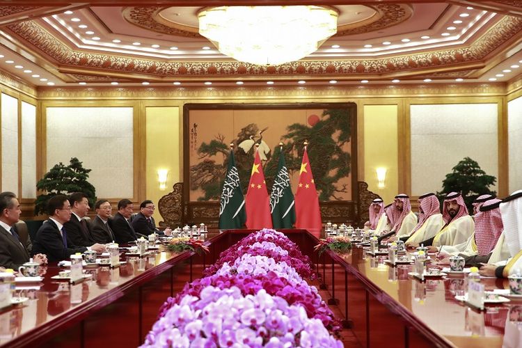 Putra mahkota Arab Saudi Mohammed bin Salman bersama delegasi negaranya melakukan pertemuan dengan Presiden China Xi Jinping di Beijing, Jumat (22/2/2019). 