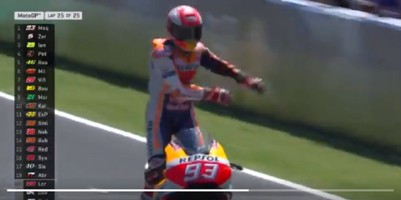 Selebrasi yang dilakukan pebalapa Repsol Honda Marc Marquez jelang menyentuh garis finish saat balapan GP Spanyol di Sirkuit Jerez, Minggu (6/5/2018). 