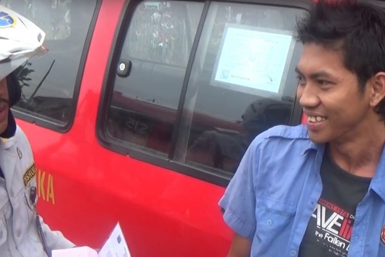 Sopir angkot di Pasar Minggu ditilang dan dihukum nyanyi Indonesia Raya, Kamis (18/1/2018).