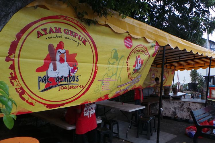 Warung ayam gepuk Pak Gembus di Jalan Pesanggrahan, Jakarta Barat. 