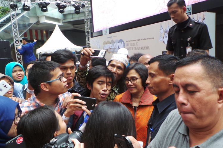 Menteri Keuangan Sri Mulyani diserbu selfie oleh para pengunjung di Kompasianival 2017, di Lippo Mall Kemang, Jakarta Selatan, Sabtu (21/10/2017).
