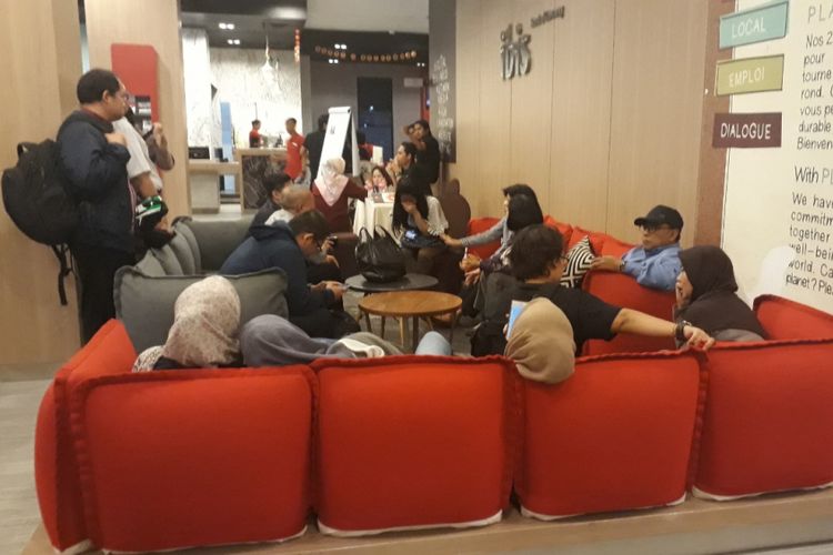 Tampak sejumlah keluarga korban kecelakaan Lion Air JT 610 memenuhi lobby hotel Ibis, Cawang, Jakarta Timur, Kamis (1/11/2018).