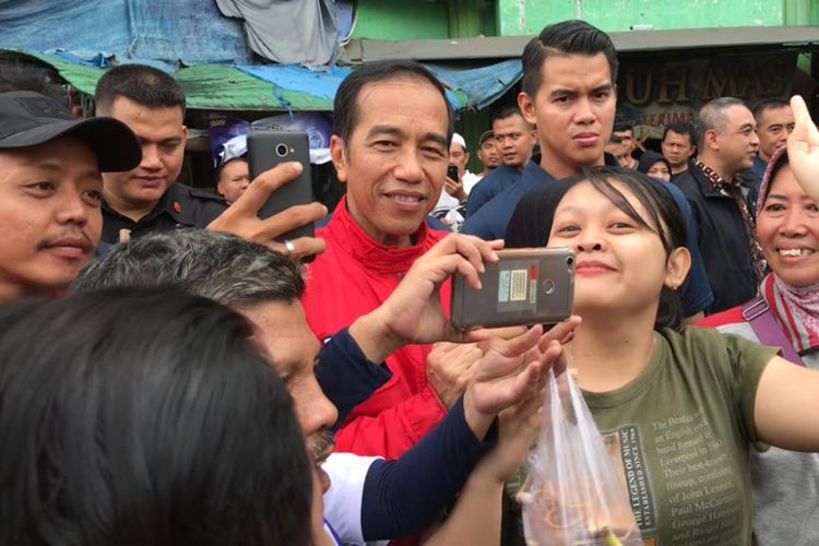 Presiden Joko Widodo berfoto bersama masyarakat di Pasar Anyar, Kota Tangerang, Minggu (4/11/2018).