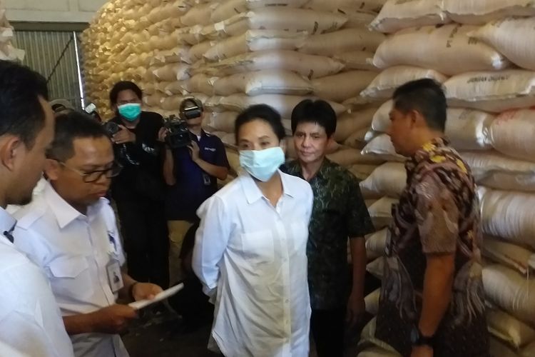 Menteri Badan Usaha Milik Negara (BUMN) Rini Soemarno menyambangi Gudang Lini III Pasir Hayam di Cianjur, Jawa Barat, Jumat (8/2/2019).