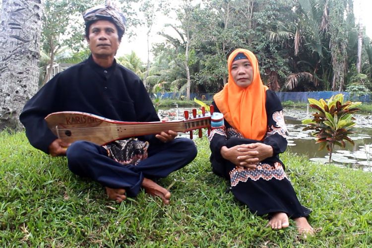 Ka Amani dan Ta Mako, pemain paiya lo hungo poli dari Kecamatan Suwawa Kabupaten Gorontalo. Keduanya sering tampil bersama Camat Achril Yoan Babyonggo.