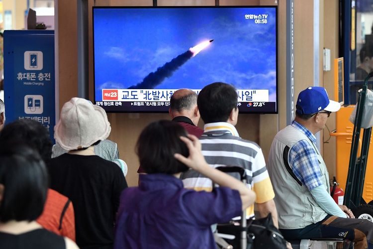 Warga menyaksikan rekaman peluncuran rudal oleh Korea Utara di stasiun kereta di Seoul, Korea Selatan, pada Sabtu (10/8/2019).