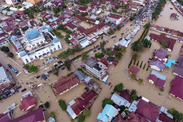 Foto udara kondisi banjir yang melanda pusat Kecamatan Lhoksukon, yang merupakan Ibu Kota Kabupaten, Aceh Utara, Aceh, Senin (4/12/2017). Kini di pusat Kota Lhoksukon kondisi banjir telah surut, namun sebanyak 34 desa di Kecamatan tersebut masih terendam banjir setinggi 50 centimeter hingga satu meter.
