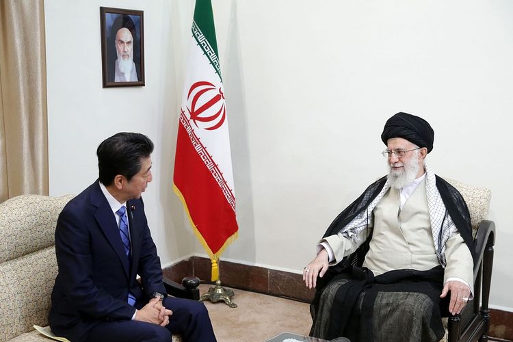 Perdana Menteri Jepang Shinzo Abe (kiri) saat bertemu dengan Pemimpin Tertinggi Iran Ayatollah Ali Khamenei di Teheran, Kamis (13/6/2019).