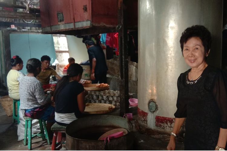 Pemilik Kue Kerangjang Dua Naga Mas, Susana, di dapur produksi.