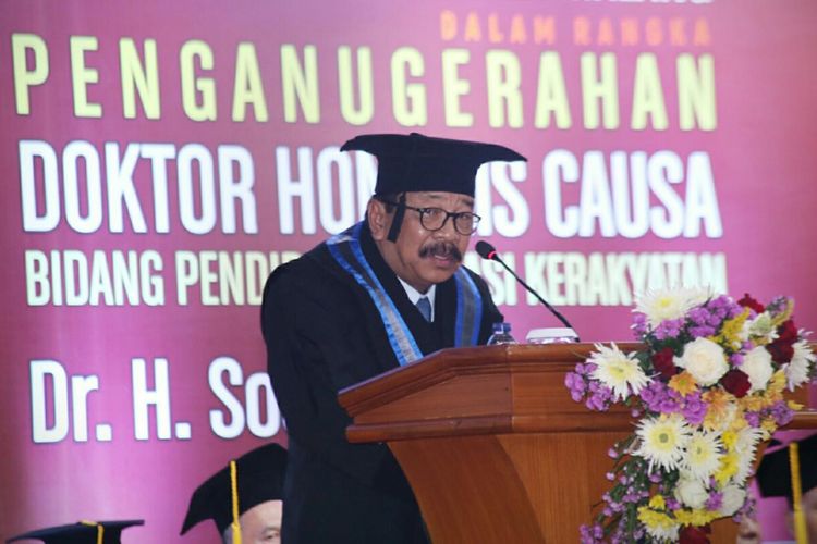 Gubernur Jawa Timur Soekarwo saat menyampaikan pidato dalam penganugerahan gelar Doktor Honoris Causa di Universitas Muhammadiyah Malang (UMM), Kota Malang, Kamis (27/12/2018)