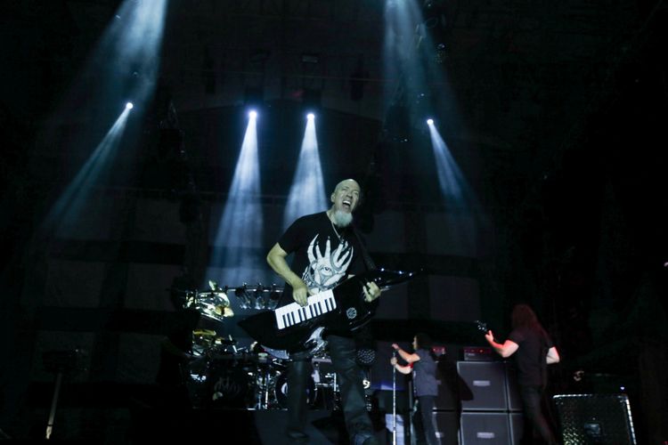 Personil Band Dream Theater, Jordan Rudess tampil di Festival Musik Rock JogjaRockarta di Stadion Kridosono, Yogyakarta, Jumat (29/9/2017). Jogjarockarta juga dimeriahkan band pembuka antara lain God Bless, Roxx, Power Metal, dan Death Vomit. KOMPAS IMAGES/KRISTIANTO PURNOMO
