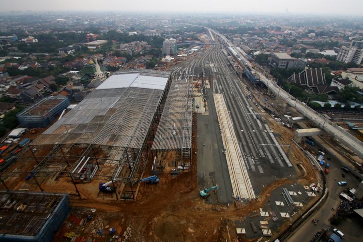 Pembangunan depo Mass Rapid Transit (MRT) di Lebak Bulus, Jakarta, Selasa (14/112017). Pembangunan depo MRT Lebak Bulus saat ini sudah mencapai sekitar 75 persen dan ditargetkan rampung pada Maret 2019.