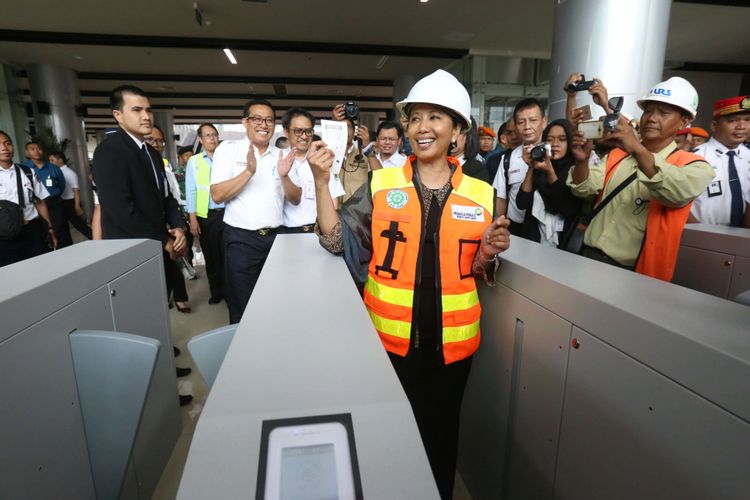 Menteri BUMN Rini Soemarno saat melakukan uji coba kereta bandara di Stasiun Bandara Soekarno-Hatta, Selasa (28/11/2017). Kereta Bandara diperkirankan akan resmi beroperasi pada awal bulan Desember 2017 mendatang