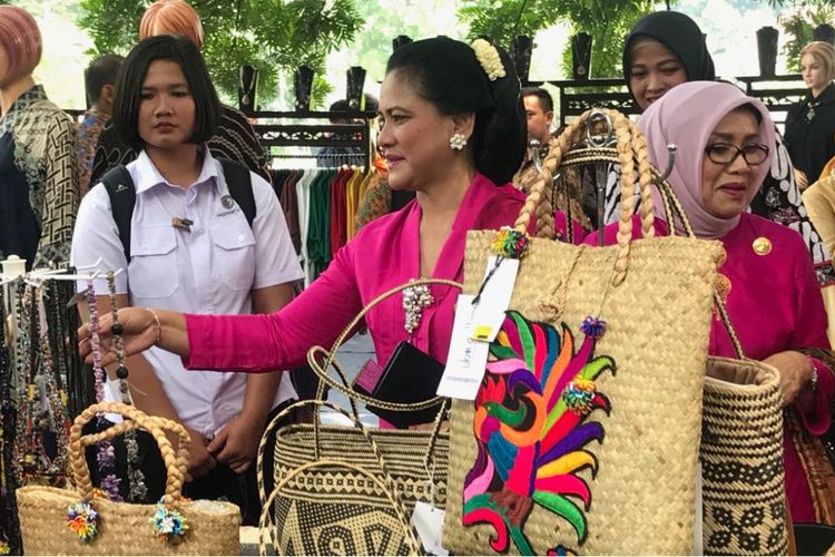 Ibu Negara Iriana saat melihat-lihat produk lokal yang dipamerkan di halaman Istana Presiden Bogor, Sabtu (21/4/2018) dalam rangka memperingati Hari Kartini.