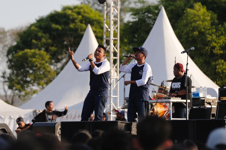 Ndx tampil di Prambanan Jazz Festival 2017 di kompleks Candi Prambanan, Yogyakarta, Minggu (20/8/2017). Prambanan Jazz Festival berlangsung selama tiga hari dari 18 sampai 20 Agustus 2017 di Candi Prambanan, Yogyakarta.