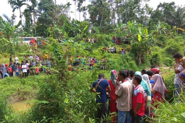 Warga memadati pinggiran sungai yang ditemukan mayat wanita di Desa Alue Dua, Kecamatan Langkahan, Kabupaten Aceh Utara, Minggu (4/2/2018) 
